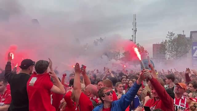 PSV-fans bestormen Stadhuisplein voor beste plekje bij huldiging