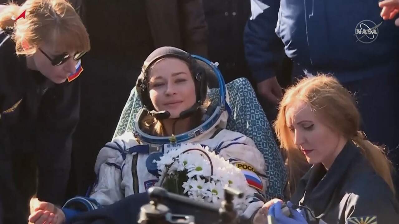 Beeld uit video: Russische actrice en cameraman keren na opnames terug uit ISS