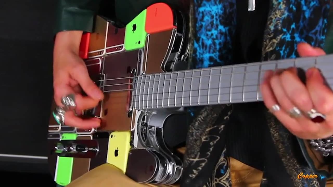 Beeld uit video: Russische handelaar bouwt elektrische gitaar van 107 iPhones