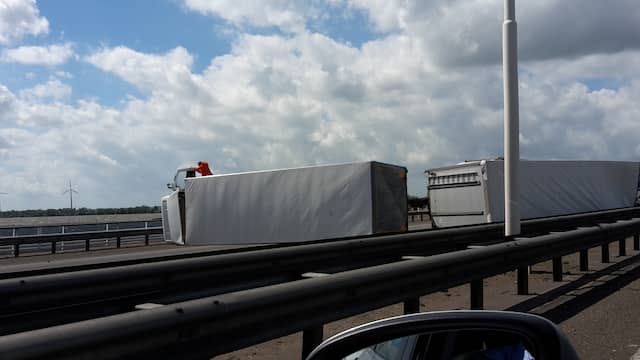 Verkeerschaos door gekantelde truck op A16 richting Breda. Verkeerschaos door gekantelde truck op A16 richting Breda.