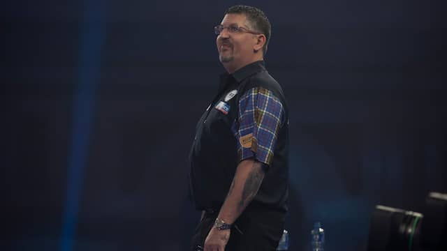 Gary Anderson kijkt gefrustreerd voor zich uit tijdens zijn wedstrijd tegen Mensur Suljovic.