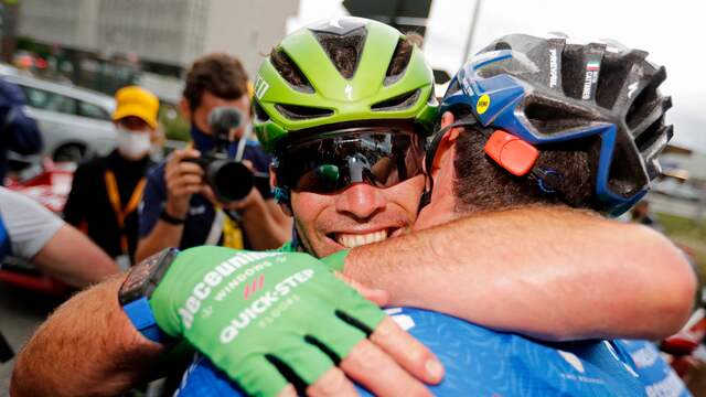 Mark Cavendish bedankt zijn ploeggenoten uitgebreid na de finish.