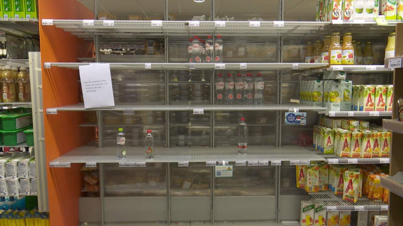 Lege schappen water na vondst E.coli in kraanwater Vlaardingen