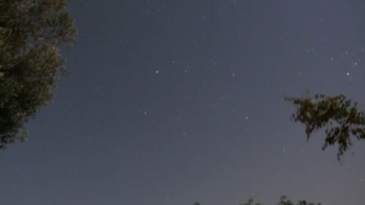 Вижте видео: Timelapse: Vallende sterren boven Griekenland door meteorenzwerm de Perseïden