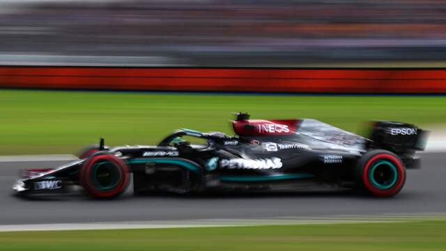 De Mercedes van Lewis Hamilton op snelheid.