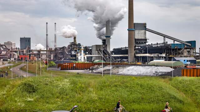 Tata Steel in IJmuiden (Hoogovens) is met 5,7 miljoen ton per jaar de grootste uitstoter van CO2 in Nederland.