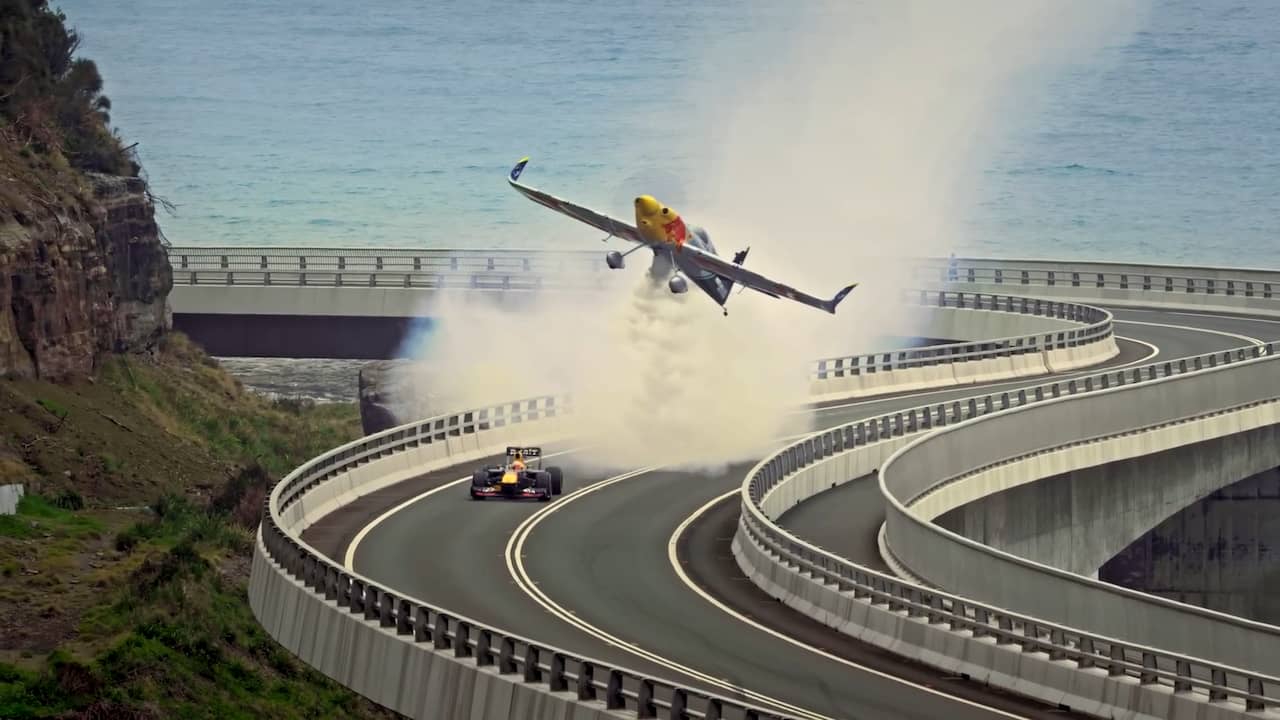 Beeld uit video: F1-coureur Ricciardo neemt het in spectaculaire race op tegen stuntvliegtuig