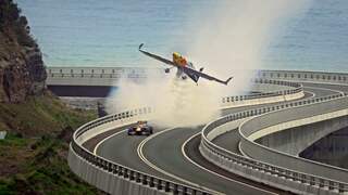 F1-coureur Ricciardo neemt het in spectaculaire race op tegen stuntvliegtuig