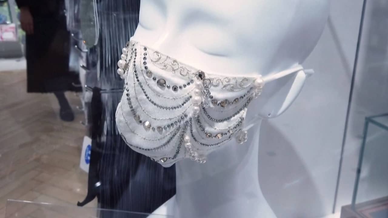 Beeld uit video: Japans bedrijf verkoopt mondkapjes met diamanten en parels