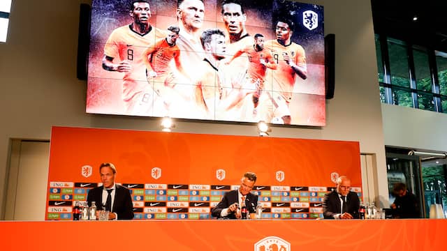 Bondscoach Louis van Gaal sprak met vier van de spelers op de afbeelding achter hem.
