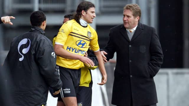 Ton Lokhoff in 2004 als trainer van NAC met Nourdin Boukhari.