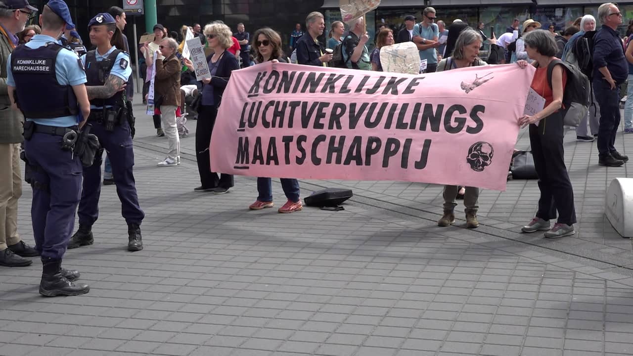 Beeld uit video: Honderden mensen protesteren op Schiphol tegen overlast en vervuiling