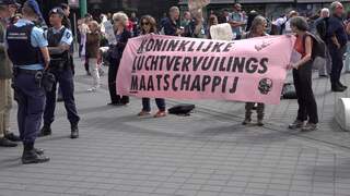 Honderden mensen protesteren op Schiphol tegen overlast en vervuiling