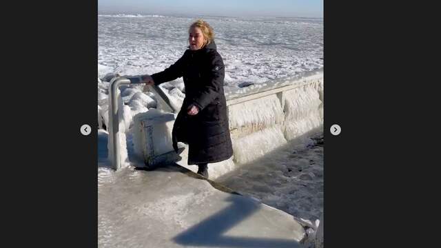 Samantha Steenwijk houdt het de dag na haar ijshockeywedstrijd op natuurijs bij een ijswandeling.