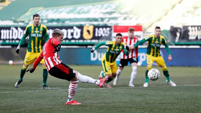 Philipp Max schiet zijn penalty over.