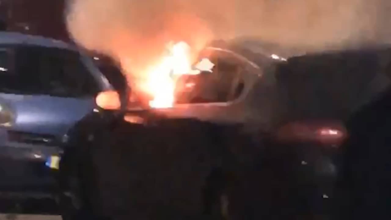 Beeld uit video: Auto in de brand in Utrechtse wijk Kanaleneiland
