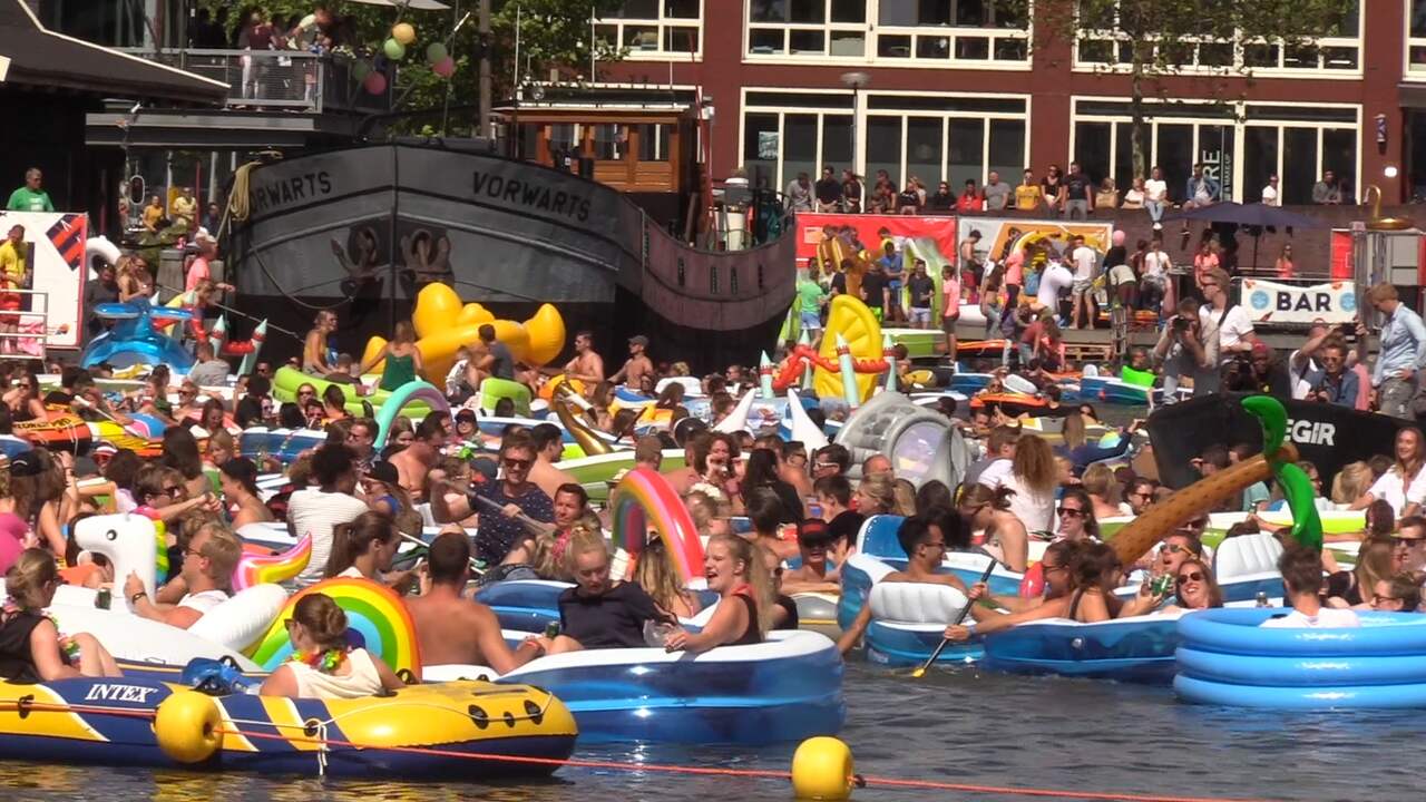 Beeld uit video: Honderden opblaasboten dobberen in Utrecht