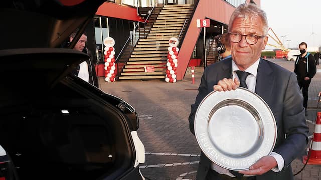KNVB-directeur Eric Gudde reisde ondanks het advies van Cambuur-coach Henk de Jong met de kampioensschaal naar Alkmaar.