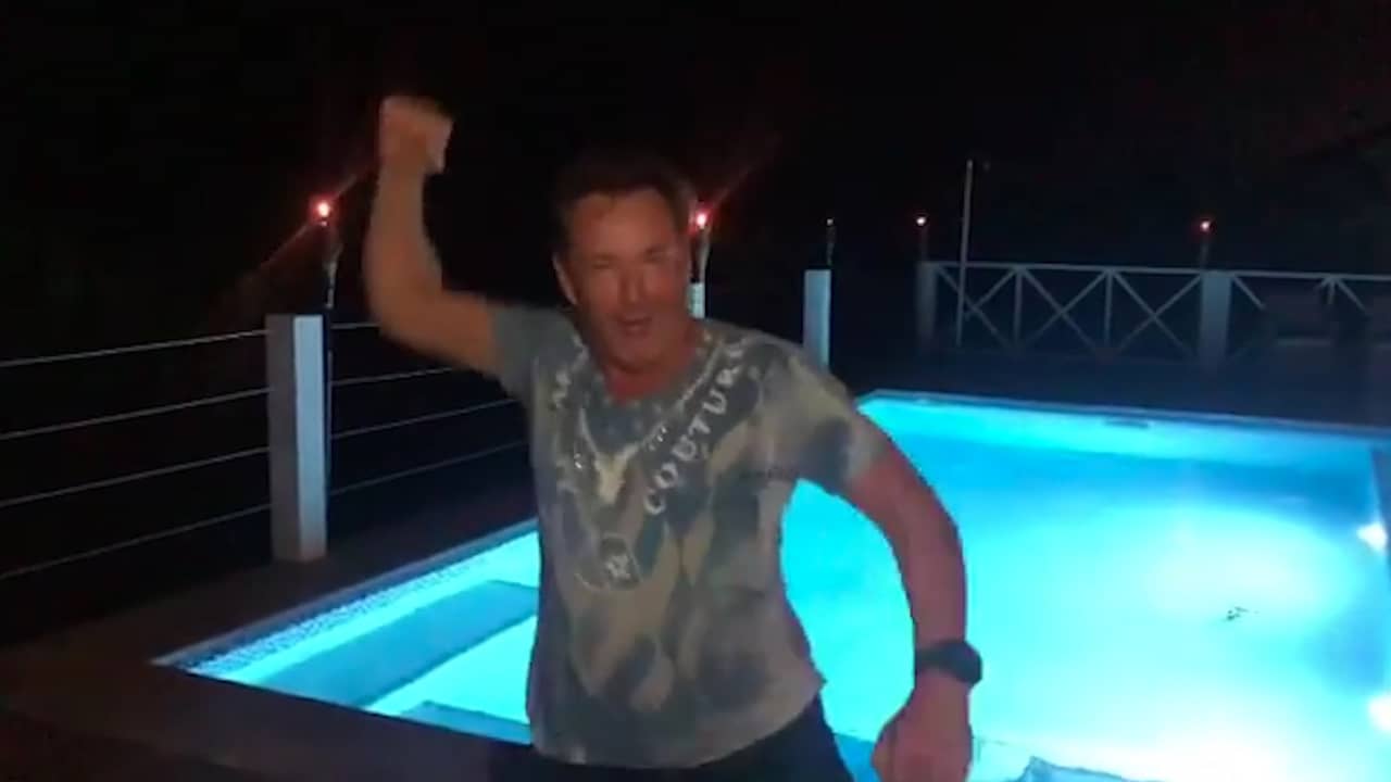 Beeld uit video: Joling gaat dansend nieuwe jaar in op Curaçao