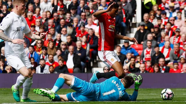 Rashford laat zich vallen tegen Swansea City