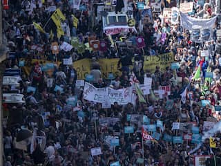 Tienduizenden demonstranten in Parijs protesteren tegen beleid Macron