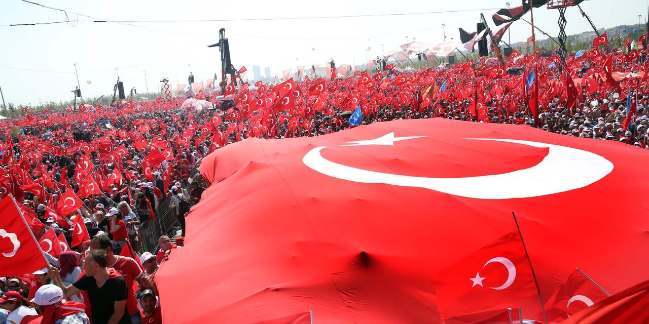 Miljoenen Turken demonstreren tegen coup in Istanbul
