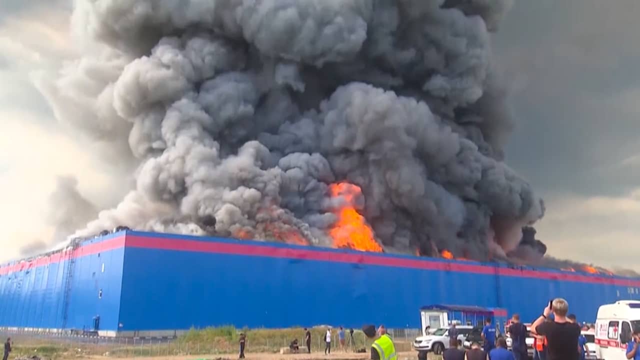 Beeld uit video: Enorme brand woedt in magazijn van bedrijf bij Moskou