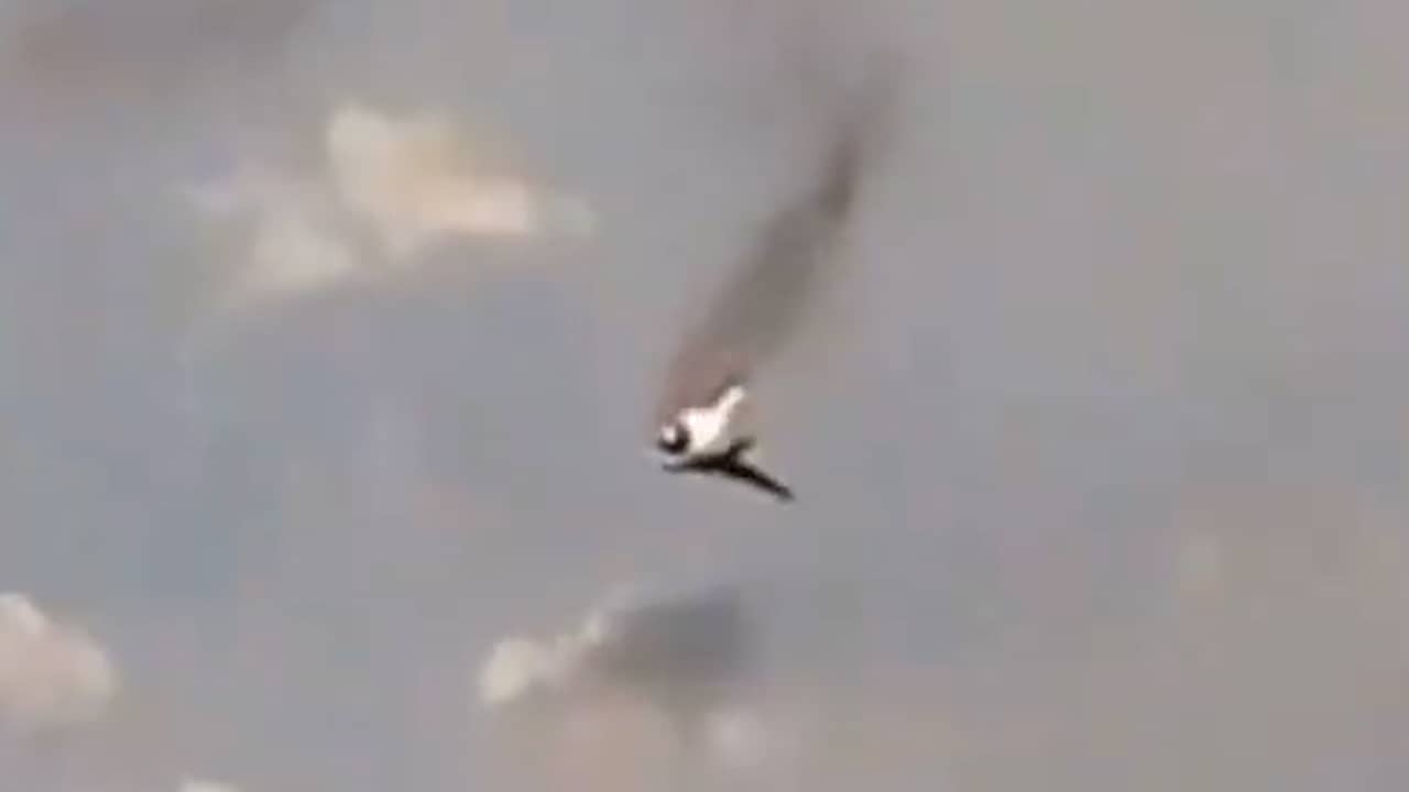 Beeld uit video: Russische bommenwerper die Oekraïne aanviel stort neer