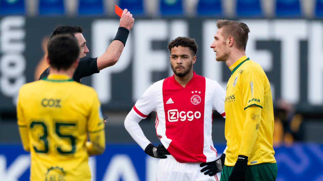 Arbiter Dennis Higler trekt rood voor Sebastian Polter.