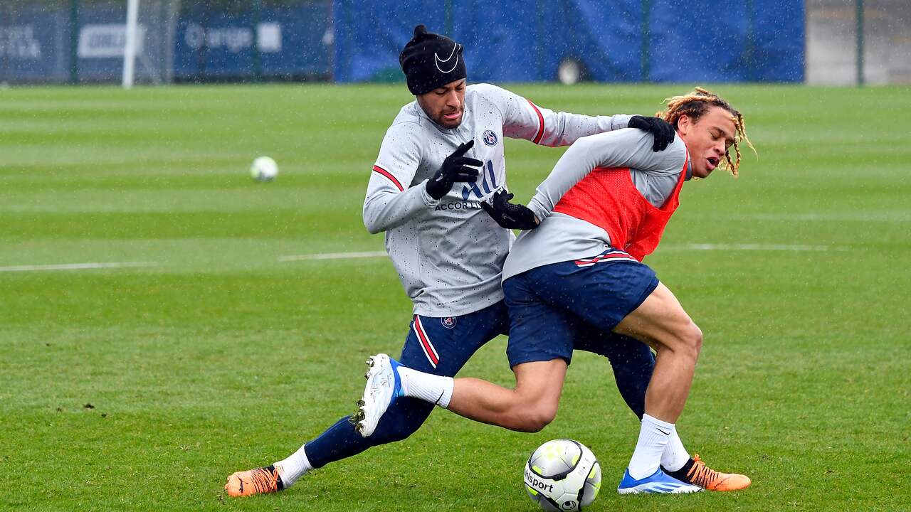 Xavi Simons op de training van Paris Saint-Germain in duel met Neymar.