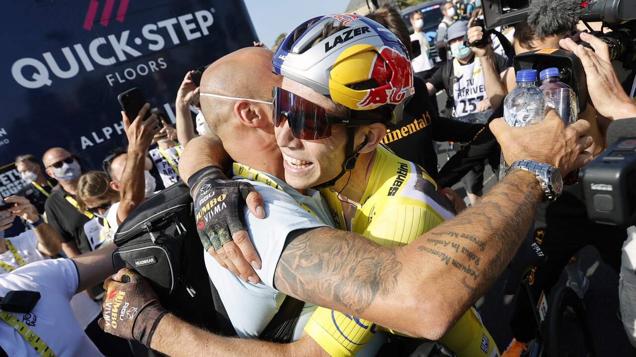 Wout van Aert vierde zijn ritzege met zijn ploeg.