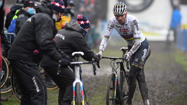 Mathieu van der Poel reed al vroeg lek in Overijse.