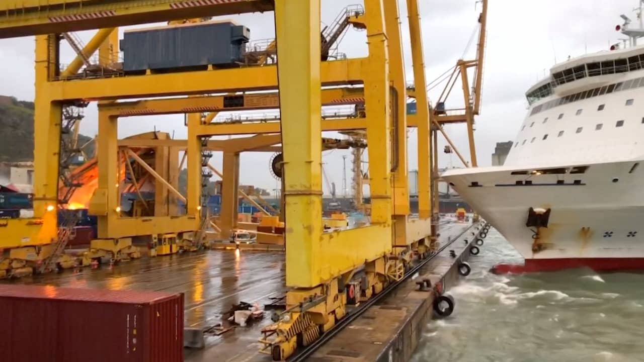 Beeld uit video: Passagiersschip botst op kraan in haven Barcelona