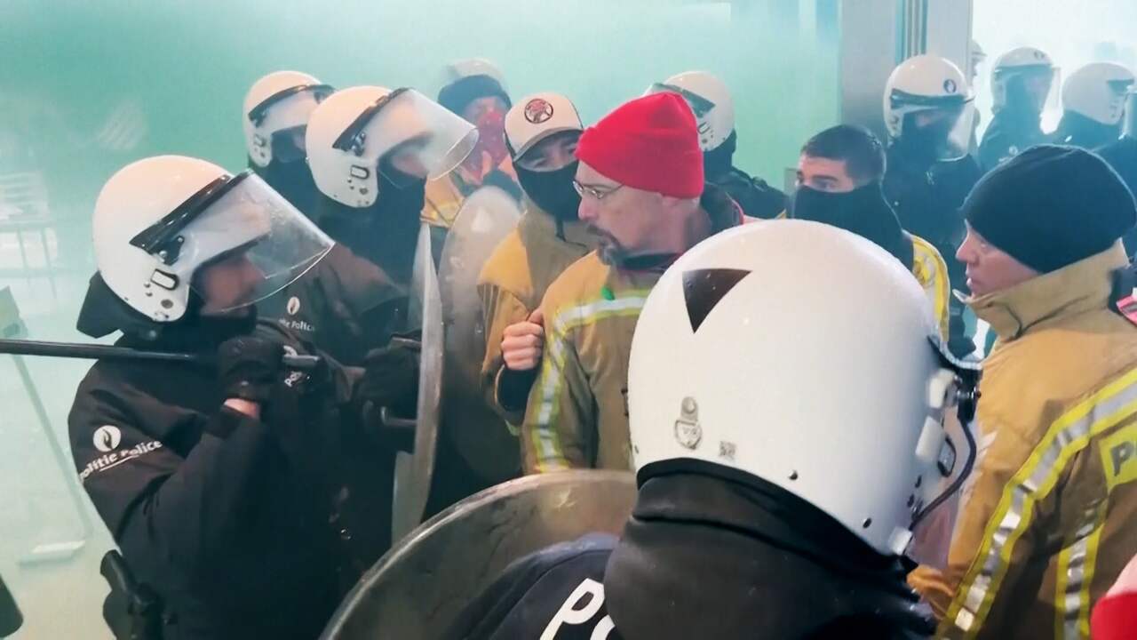 Beeld uit video: Belgische brandweer botst met politie tijdens bestorming EU-gebouw
