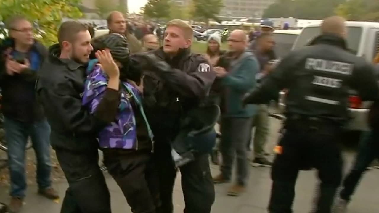 Beeld uit video: Berlijnse politie arresteert demonstranten tijdens verkiezingen