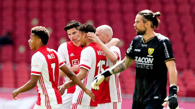 Blijdschap bij Ajax na de 1-0 van Devyne Rensch.