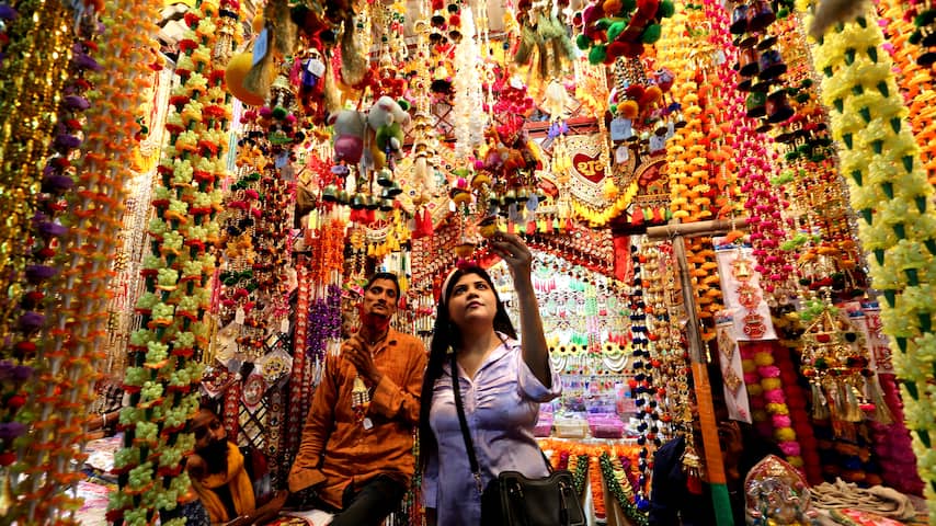Mensen winkelen voor het Diwali-festival in India