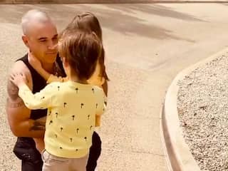Robbie Williams wordt na quarantaine warm onthaald door kinderen