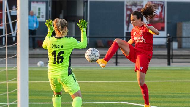 Renate Jansen schiet de 1-0 binnen.