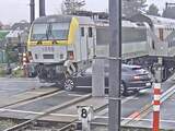 Auto rijdt door slagbomen en botst op passerende trein in België