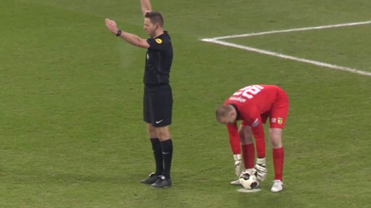 Beeld uit video: Van Boekel trekt penalty FC Utrecht in na terugkijken beelden