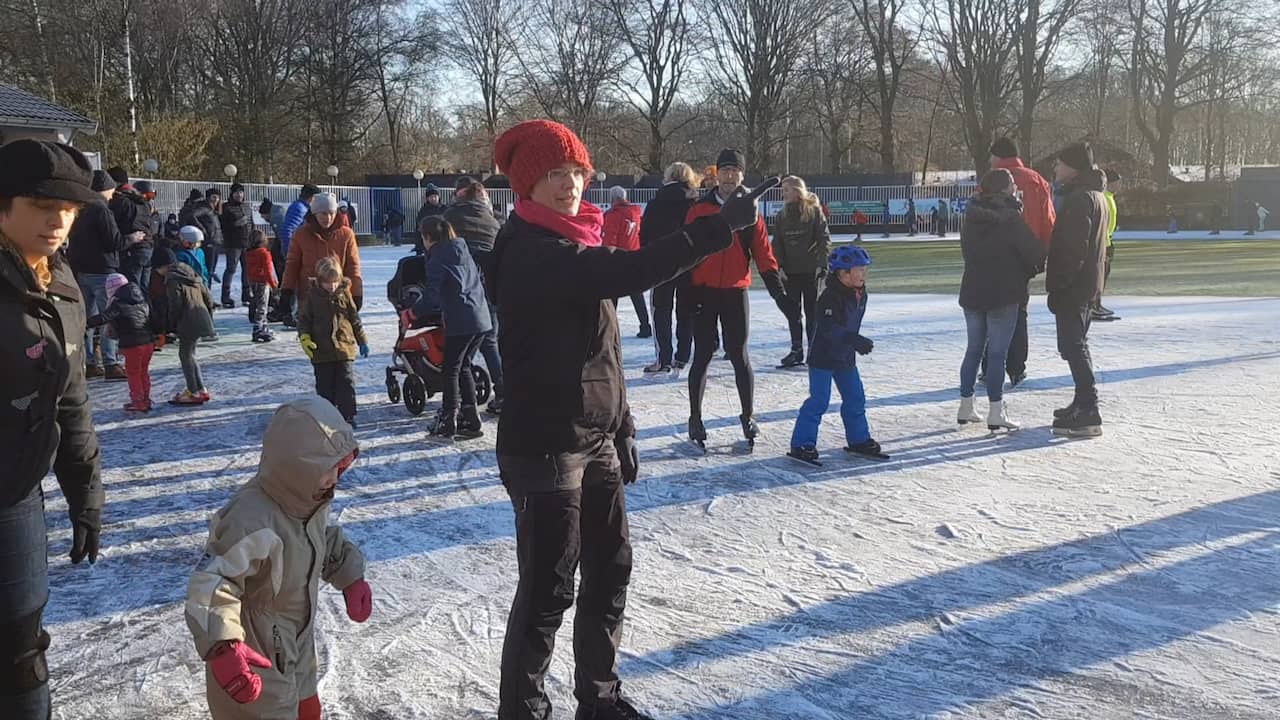 Beeld uit video: Tientallen liefhebbers schaatsen op natuurijsbaan Doorn