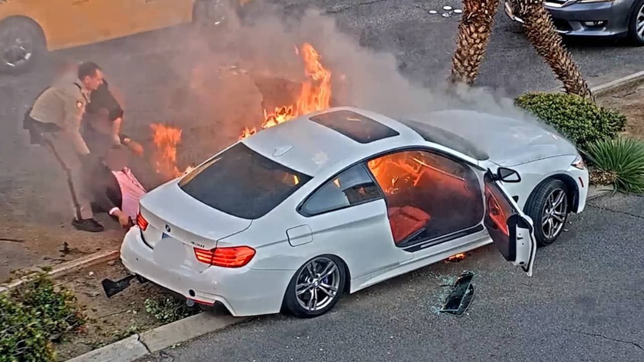 Beeld uit video: Agent trekt man op nippertje uit brandende auto in Las Vegas