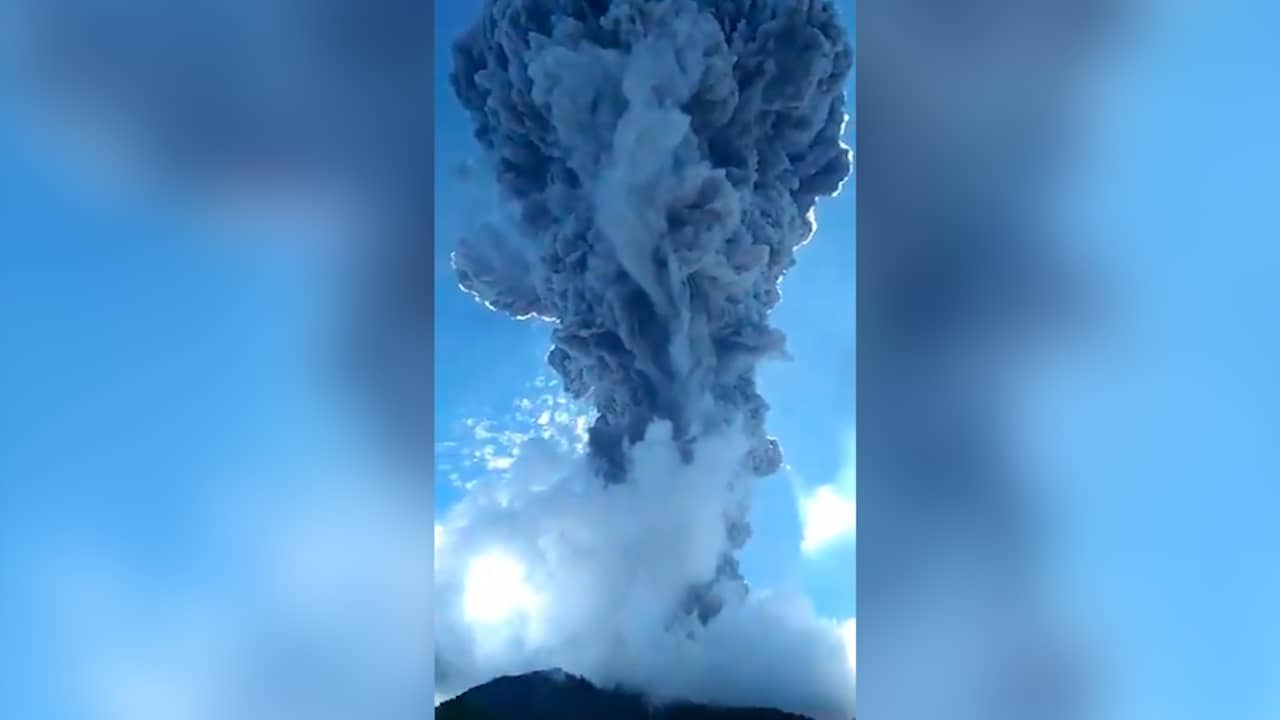 Beeld uit video: Kilometers hoge rookwolken in Indonesië na vulkaanuitbarsting