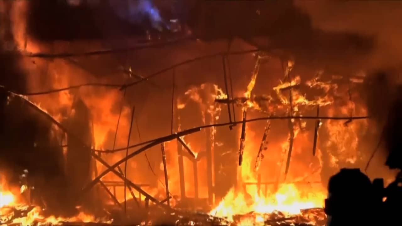 Beeld uit video: Vlammen grijpen om zich heen in Taiwanese woontoren