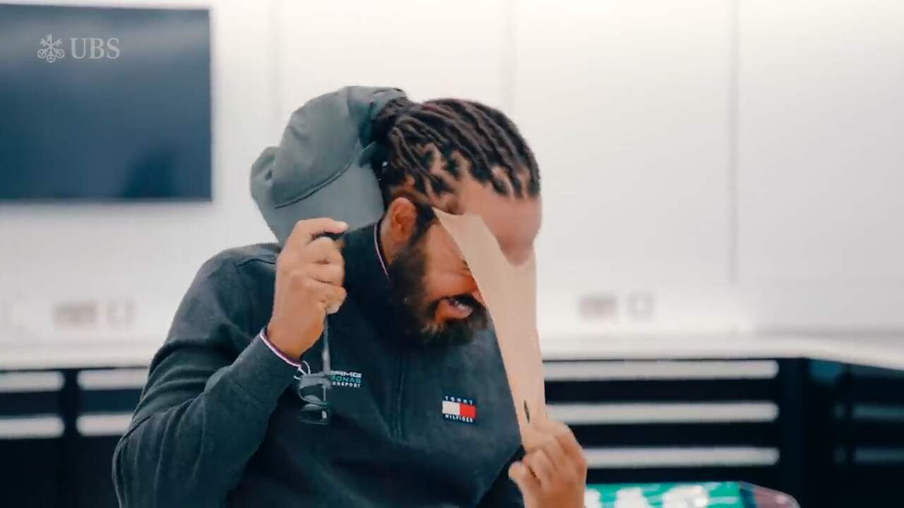 Beeld uit video: Lewis Hamilton verrast jonge racefans in Mercedes-fabriek