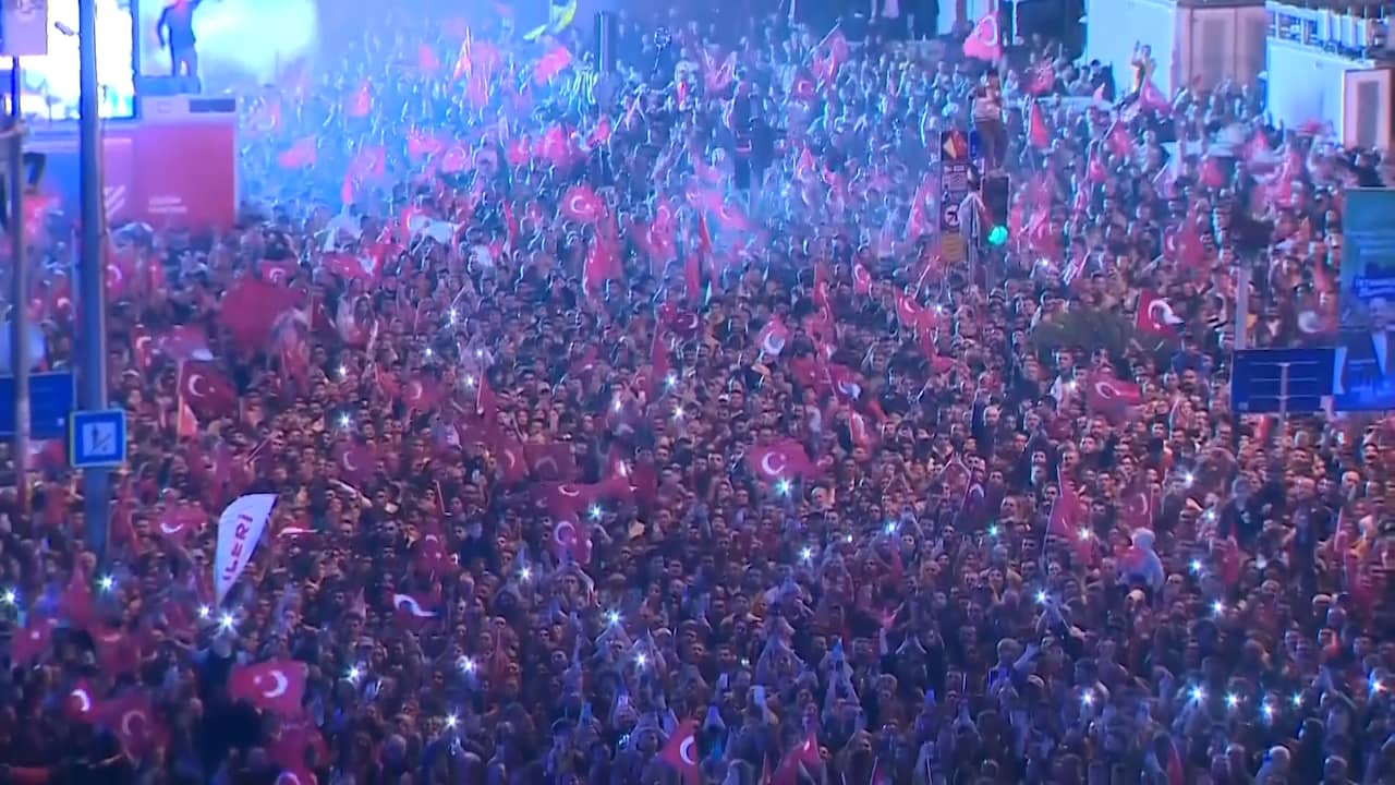 Beeld uit video: Turken vieren overwinning CHP na nederlaag Erdogans partij