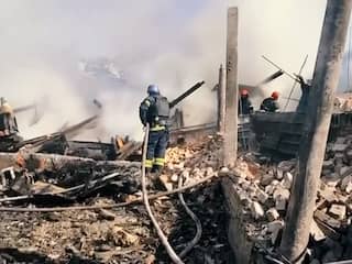 Hulpdiensten halen mensen onder puin vandaan na Russische raketaanval