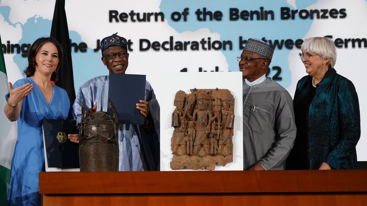 Deutschland gibt geraubte Kunstwerke aus dem ehemaligen Königreich Benin an Nigeria zurück |  JETZT