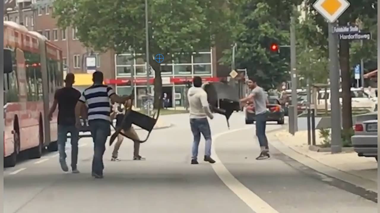 Omstanders gooien stoelen naar vermoedelijke dader aanval Hamburg